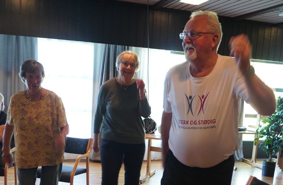 ELDAR INSTRUERER, og vi får vere med på oppvarming hjå treningsgruppa Sterk og Stødig på Fiskå. Det er om lag 17 aktive brukarar av tilbodet.