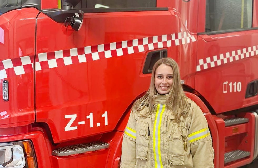 BRANNKONSTABEL: Elisa Orheim Bakkebø begynte i juni i Vanylven Brann og redning, noko ho trivst godt med. FOTO:  Vanylven brann og redning.