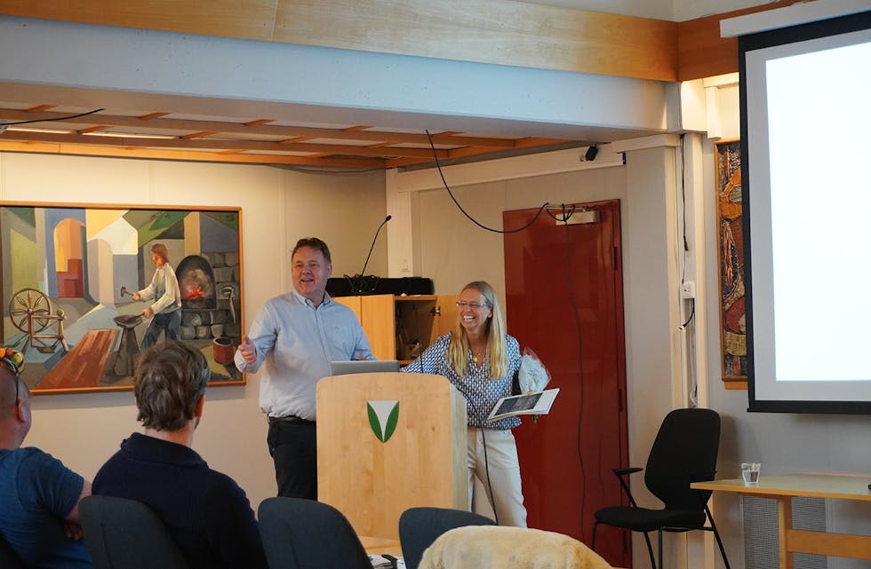 GOD TONE: var det under heile fagdagen, med både engasjerte føredragshaldarar og interesserte deltakarar. Her takkar Andreas Nørve for innlegget til Ingerid Ulstein.