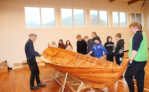 SNIDBETNING: : Båtbyggar og tømrar ved Viti-Musea, Håvard Hatløy fortel ei gruppe elevar ved Åheim skule om bygging og bruk av denne tradisjonsbåten.