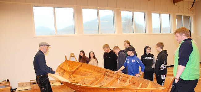 SNIDBETNING: : Båtbyggar og tømrar ved Viti-Musea, Håvard Hatløy fortel ei gruppe elevar ved Åheim skule om bygging og bruk av denne tradisjonsbåten.