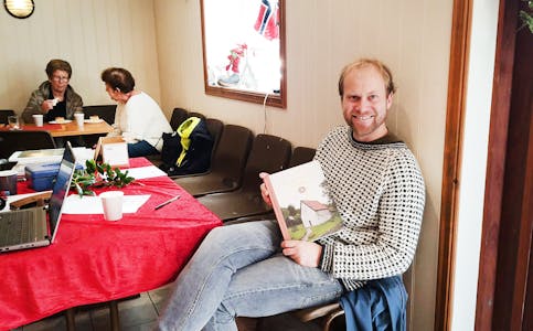 SIGNERTE BOKA: Håvard Parr har sjølv ført boka St. Jetmund kyrkje til pennen, men pennen fekk gå varm i helga også, då om lag 110 eksemplar gjekk unna i helgas førehandssal. FOTO: Heidi Endal