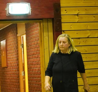 BILDE: Oddrun Kobbevik Oldeide, leiar i Åram grendalag, var ikkje glad for å måtte kalle inn til folkemøte i grendahuset. Grendalaget er klare i talen når dei tek til orde mot fylket sitt forslag.