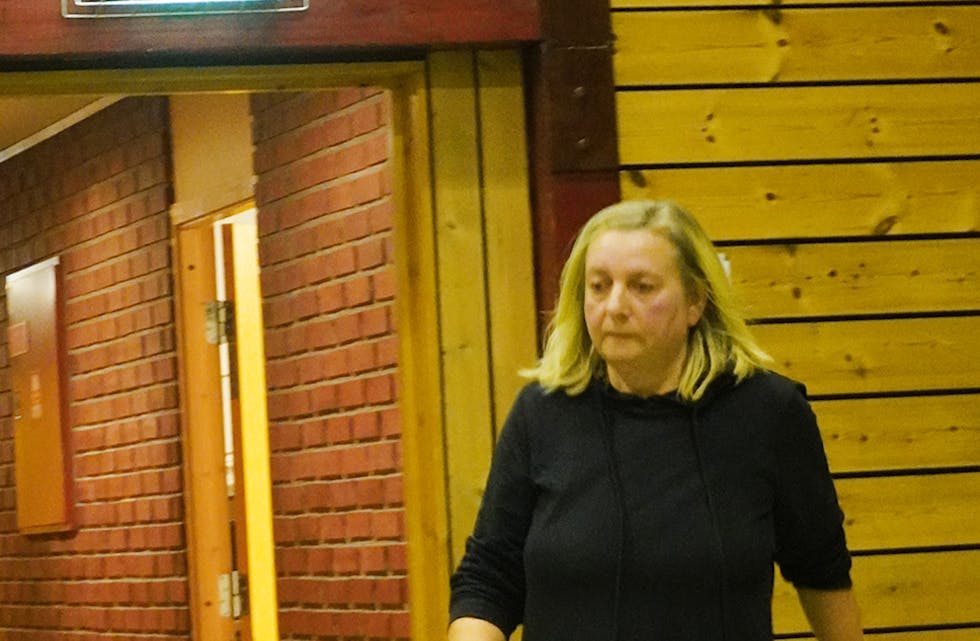 BILDE: Oddrun Kobbevik Oldeide, leiar i Åram grendalag, var ikkje glad for å måtte kalle inn til folkemøte i grendahuset. Grendalaget er klare i talen når dei tek til orde mot fylket sitt forslag.