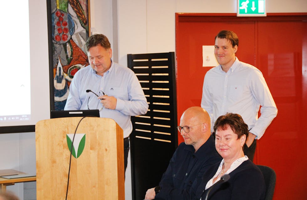 NØGDE: Kommunedirektør Andreas Nørve og økonomisjef Elias Botnen kunne under formannskapsmøtet legge fram eit kommunebudsjett i balanse, sjølv om både dei og kommunalsjef Helge Kleppe (teknisk) og Eli Tefre Nordal ser store utfordringar i dette.