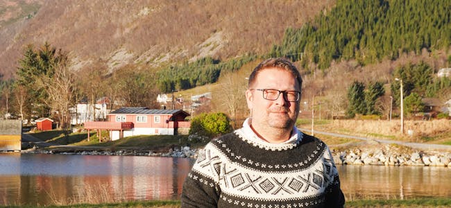 MÅ SLUTTE I JOBBEN: Kim Skrmyr pendlar frå Kvamsøya til Fiskå, og må slutte i jobben om det går etter fylket sitt forslag om å legge ned ferjeanløpet på Åram.