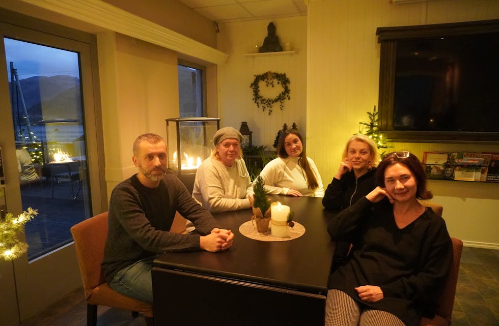 TRYGGE I VANYLVEN:: Oleksander Kochenko, Svitlana Hrom, Iryna Pikulia og Viktoriia Tovstenko saman med tolk Anastasia Bjerkvik (i midten). 