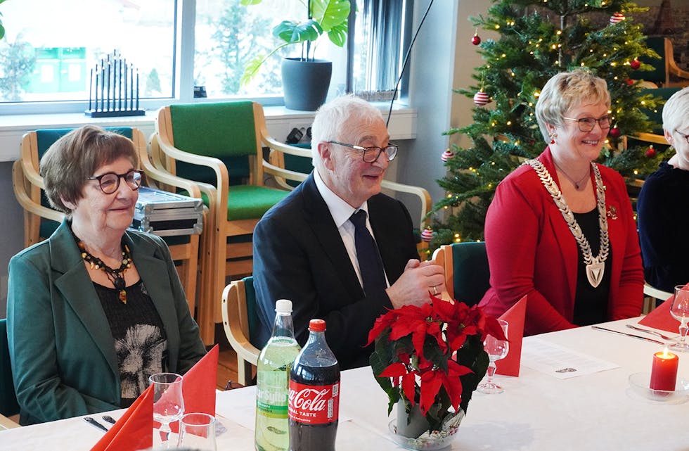 HEIDERSGJESTAR: Anne Karin Høgset og Olav Høgset til bords då musikkskuleelevane ankom kommunestyresalen for å spele og syngje. 