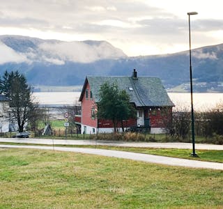 FISKÅVEGEN 76 kjend som "Karlsneshuset" er seld for 50.000 kr frå Vanylven kommune til Tor Henning Flesvik og May Britt Johnsrud Sighaug