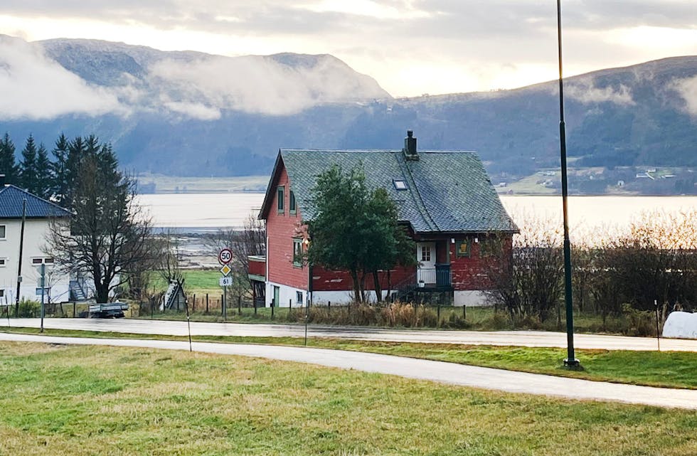 FISKÅVEGEN 76 kjend som "Karlsneshuset" er seld for 50.000 kr frå Vanylven kommune til Tor Henning Flesvik og May Britt Johnsrud Sighaug