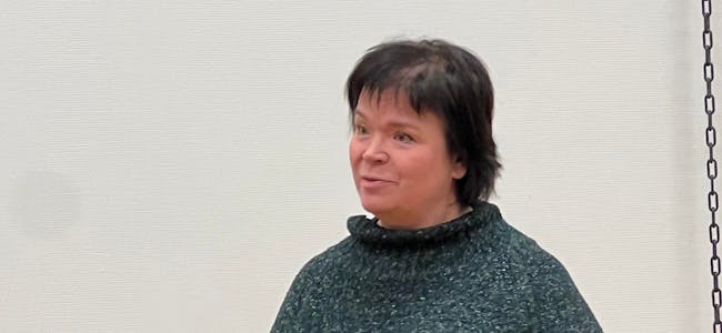 FAU-LEIAR: Kristin Otnheim Aarsnes orienterer om arbeidet til FAU, og tek i mot innspel frå engasjerte foreldre. FOTO: Ottar Sande