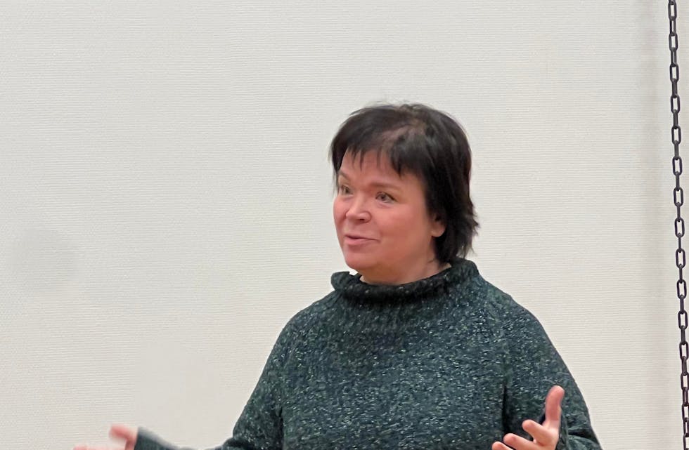 FAU-LEIAR: Kristin Otnheim Aarsnes orienterer om arbeidet til FAU, og tek i mot innspel frå engasjerte foreldre. FOTO: Ottar Sande