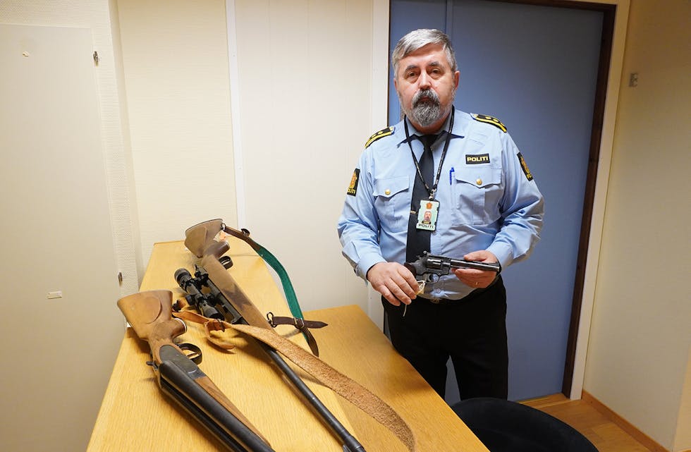 VÅPENAMNESTI: Politistasjonsjef Tor Sæther viser fram våpen som har kome inn til politistasjonen i Vanylven, som var uregistrerte, og som dei tidlegare eigarane ikkje ynskte å ha i sitt eige lenger. 