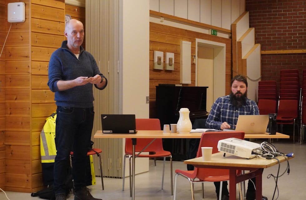 Hans Rune Paulsen og Andreas Tennøy Brekke for Møre og Romsdal Fylkeskommune møtte ei engasjert forsamling på Åram tysdag kveld