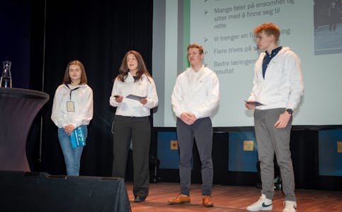 Elevar frå Spjelkavik vidaregående skule under Nyttårskonferansen 2023. Frå venstre Emma Rasmussen, Dagny Ulstein Røyset, Martin Hatløy og Dennis Høybakk.
