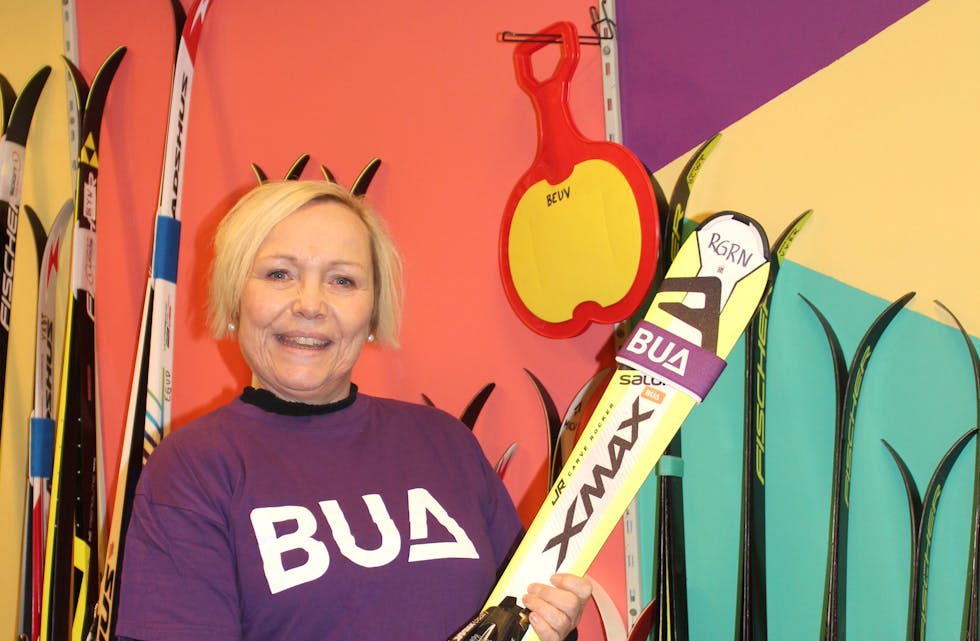 Flotte ski. Kulturrådgjevar Veslemøy Ervik viser fram noko av det store utvalet ho har for dei som vil låne utstyr hos BUA
