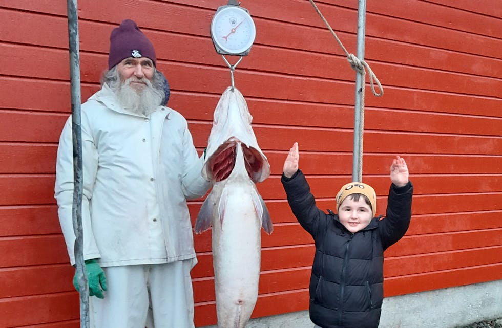 STORFISK: Anton Haugen og dekksgut Noah viser fram storlanga dei fekk i Syltefjorden måndag. 