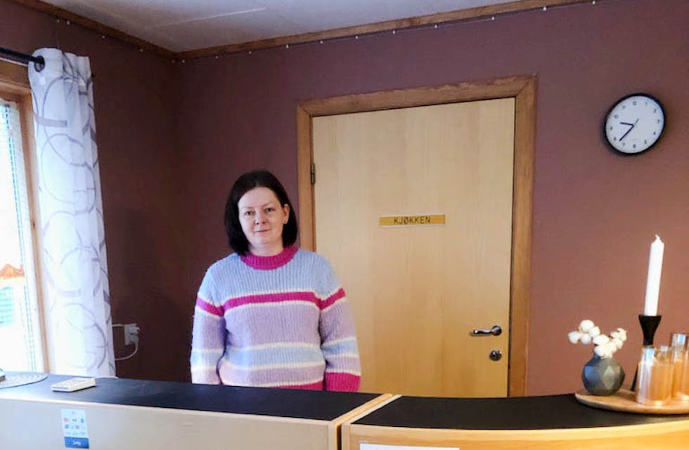 JETMUND GJESTEHEIM: Marta Andruszkiewicz driv Jetmund Gjesteheim på Åheim. Her har dei utsett oppussing på grunn av auka utgifter den siste tida.