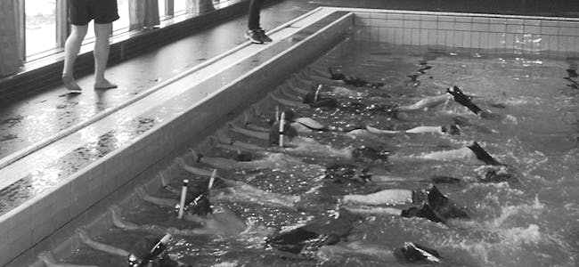 BASSENGDYKK: Nesten som sardinar i boks når dykkarane er samla ved kanten i bassenget. 