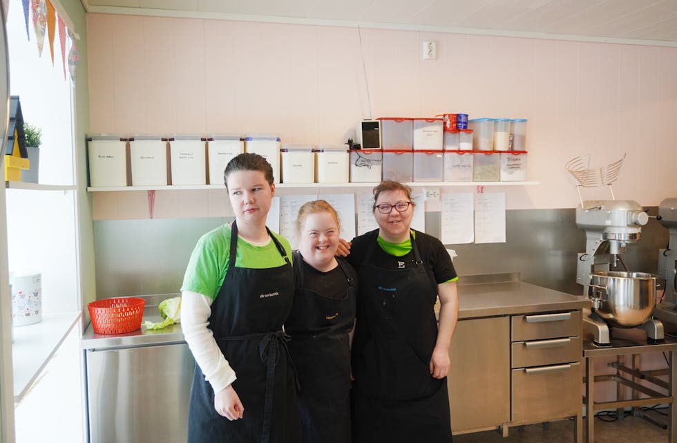 VELKOMST: Victoria Brandal, Bjørg Elise Kongsvoll og Ellen Kine Helgesen er alltid glade for besøk i butikken sin, og er proffe på både bakst og kundebehandling. 