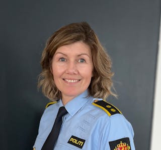 Janne Garnes Nilsen er ny politistasjonssjef, og tek over for Tor Sæther som går av med pensjon til sommaren.
