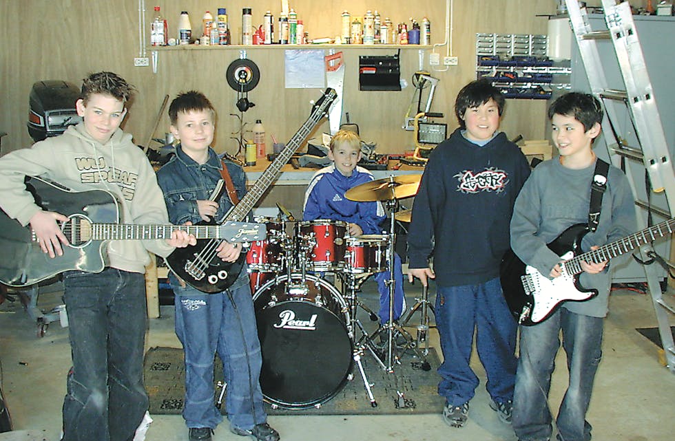 NYTT BAND: Frå venstre Dennis Molvik på gitar, Anders Sundnes Fiskå på gitar, Jørn Kvalsvik på trommer, vokalist Kent Jørgen Storeide og Tor Erik Vildalen Bjelde på gitar.