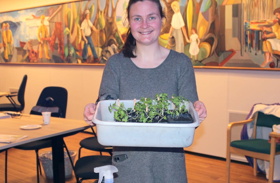 INSPIRASJON: Sofie Louise Oltedal kom til Vanylven Hagelag med tema "Travel vår". Her viser ho fram paprika dyrka i ulik jord. 