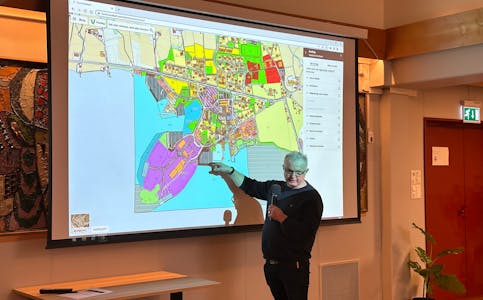 Nils Olav Moen (Helsepartiet) viser staden der det i reguleringsplanen for industriområde på Fiskåholmen er teikna inn ei småbåthamn. 