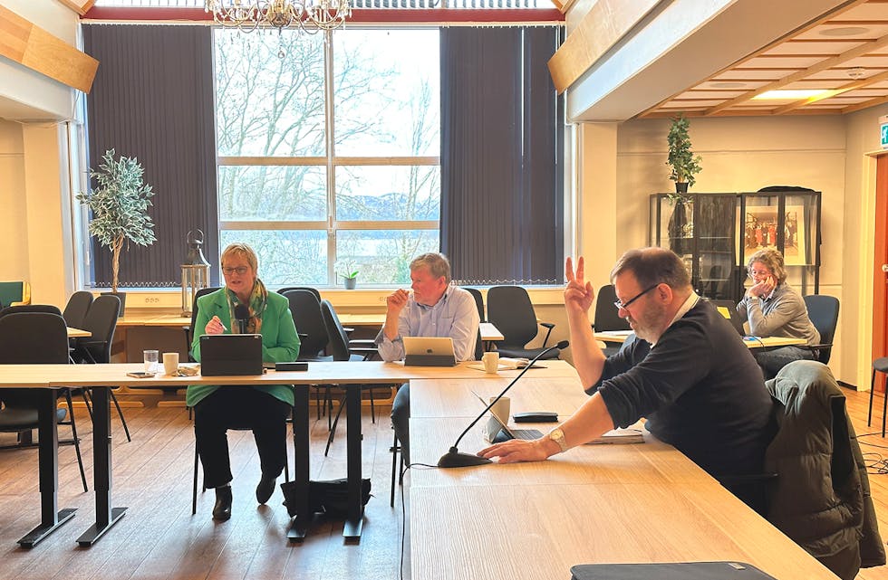 REPLIKK: Sjølv om ein i mange saker var samstemte i formannskapet tysdag, var det lenger ordskifte i mange saker. Bjarne Sætrenes (FRP) ber om replikk etter Per Johnny Brekke (Settevaraordførar, H) medan Ordførar Lena Landsverk Sande (V) kommenterer kollektivnedskjeringane i saka om FRAM omstilling.