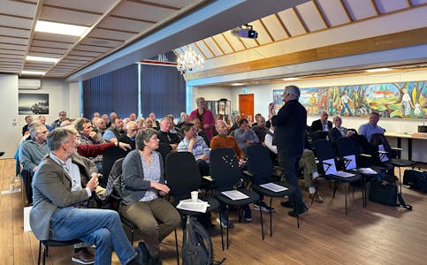 Ordførar Lena Landsverk Sande (i rosa) er ordstyrar medan Eirik Newth (med ryggen til) svarar på spørsmål om kjernekraft og debatterer med representantar i salen under energifagdagen i april 2023. 