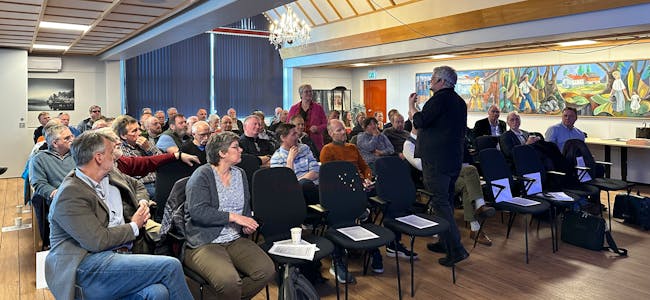 Ordførar Lena Landsverk Sande (i rosa) er ordstyrar medan Eirik Newth (med ryggen til) svarar på spørsmål om kjernekraft og debatterer med representantar i salen under energifagdagen i april 2023. 