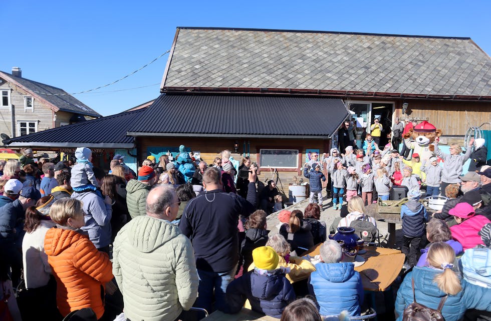 STINN BRAKKE: Tusen innbetalande gjestar tok turen til Hakallegarden i påska. Her er publikum samla ute for å sjå på leikarringen og Bjørnis. ALLE FOTO: Tanja Anett Thunem.