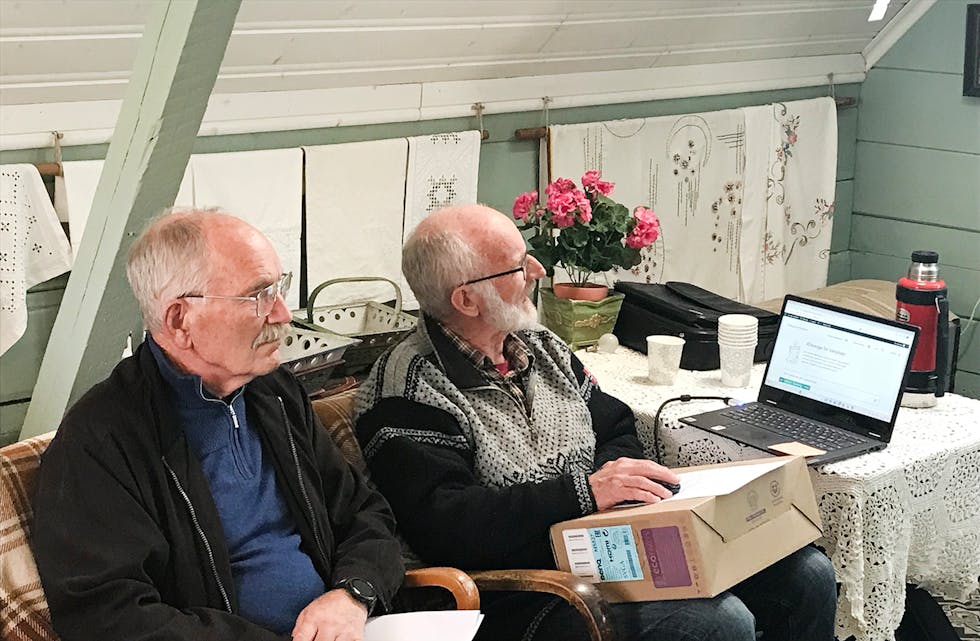 ÆTTESOGE: Arild Henden (t.v.) og Gunnar P. Strand fortalte om arbeidet Vanylven sogelag er i gang med når det gjeld innsamling av opplysningar til ny ættebok og viste korleis dette fungerer på nettet. 
