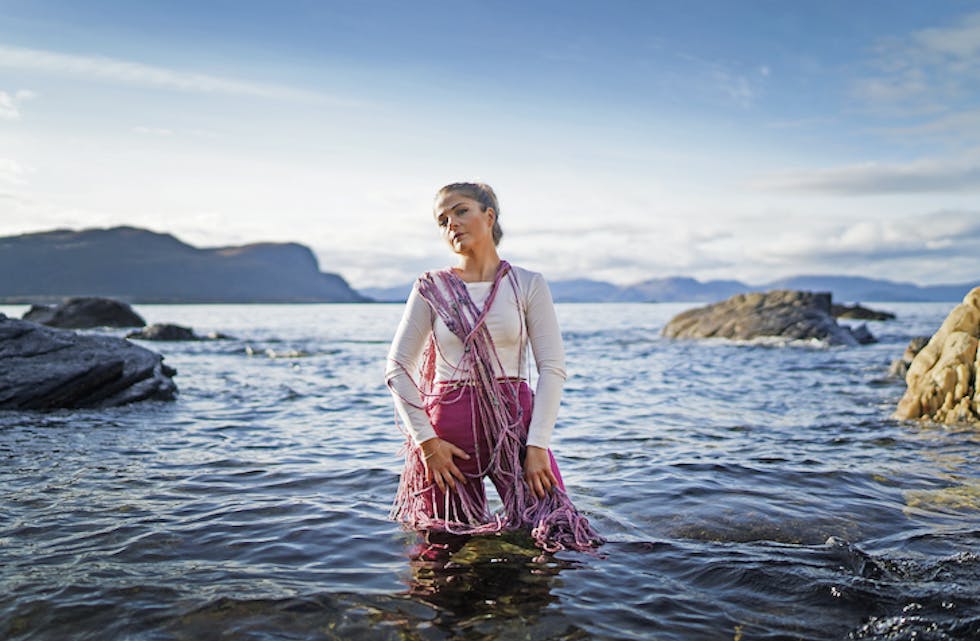 LINE OG HAVET: Havet er eit sentralt tema i Dybedahl sitt siste album.. PRESSEFOTO