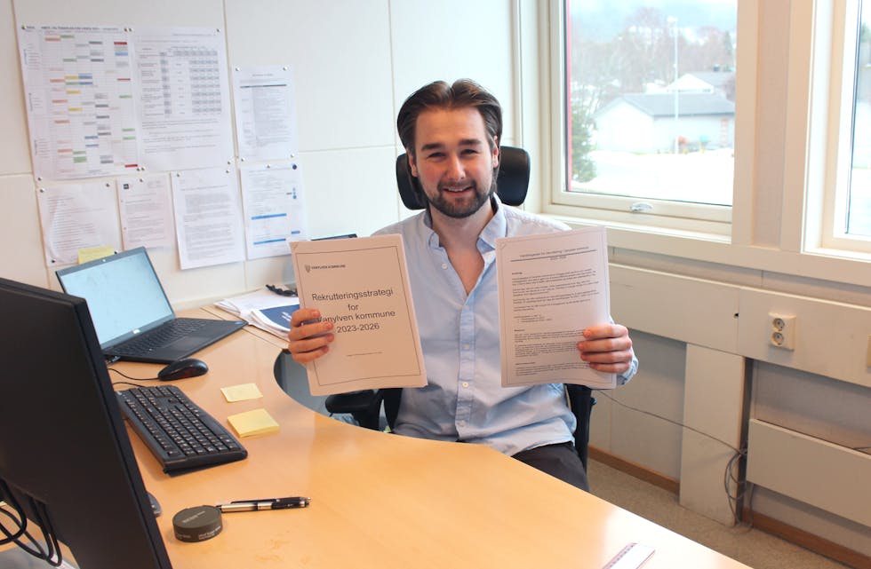 STRATEGI OG PLAN FOR REKRUTTERING: HR-leiar Inge Sveen viser fram Vanylven kommune sin rekrutteringsstrategi og handlingsplan for åra 2023-2026. Innsatsområda dei har vektlagt er: 1.Profesjonalitet i rekrutteringsprosessar, 2.Leiing og leiarutdanning, 3.Kompetanseforvaltning og karriereutvikling, 4.Ungdomsutdannings- og yrkesval, 5.Innovasjon, teknologi og arbeidskraftreservar og 6.Profilering og omdømmebygging.