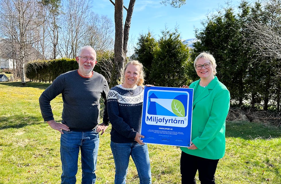 BEREKRAFTSLØFT: Ordførar Lena Landsverk Sande (t.h.) løftar plaketten og gir han til stolt dagleg leiar for miljøfyrtyårnbedrifta Hakallevær, Sissel Sanner ( i midten). Dagleg leiar for Vanylven Utvikling, Tor Inge Nygård, er godt nøgd med at ein no ser at vi får Miljøfyrtårnbedrifter i kommunen, og vonar det vert fleire i åra som kjem.