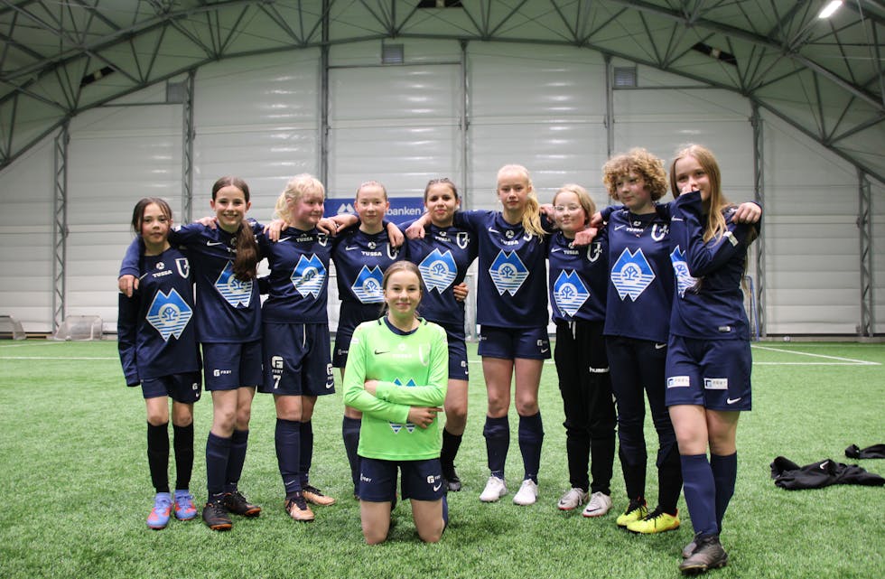 VANYLVEN J 13 2: Frå venstre: Pernille Ystebakk, Ingeborg Midtbø Agati, Sofie Ervik Røys, Aida Grace Kvalsvik Slagnes, Sophie Melo Fiskaa, Live Nystøyl Kleppe, Maja Bugjerde, Hannah Måløy, Olivia Wieczorek, Linnea Fagerhol Høgset.