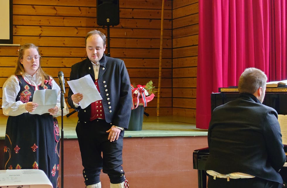 Søskentrioen (f.v.) Helga, Alf Inge og Torstein Kvamme song og spelte under folkefesten på Åram. FOTO: Frode Høgset