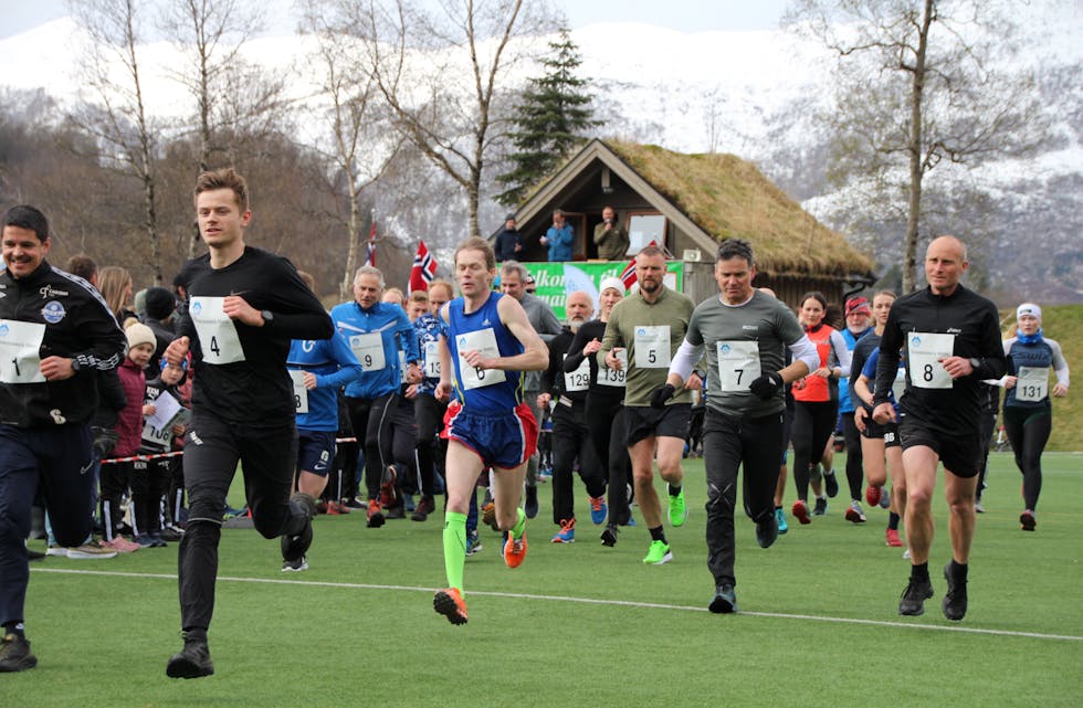 START: Eit seniorfelt med god lokal deltaking legg ut frå start. I midten ser vi løpsvinnar Kristian Nedregård og til venstre framfor han Inge Andenes. 