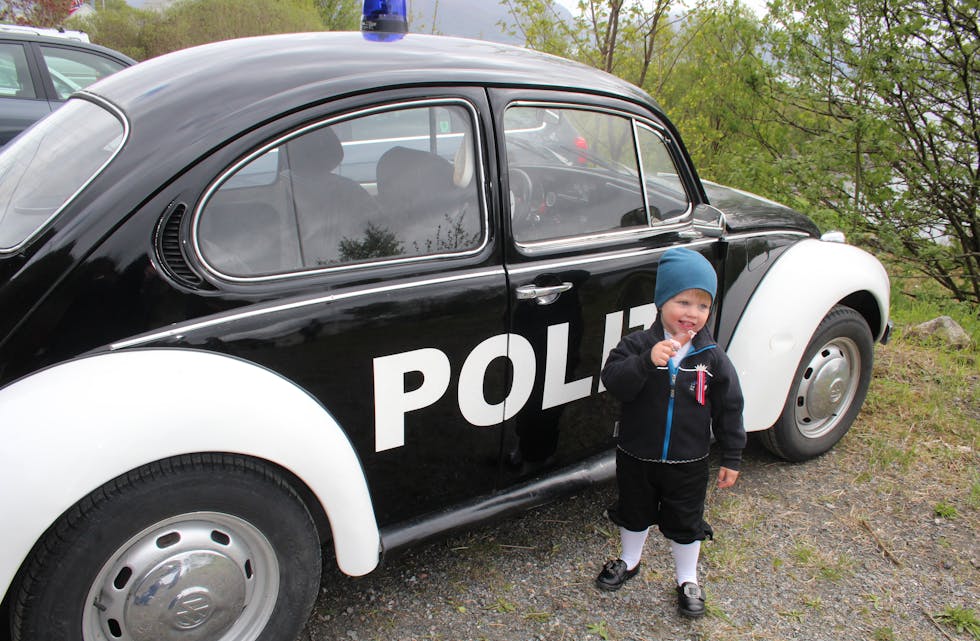 Elias Haugen Foslid synst det er stor stas å sjå Pelle Politibil på Nordstranda. FOTO: Laila Haugen (mormor til Elias)