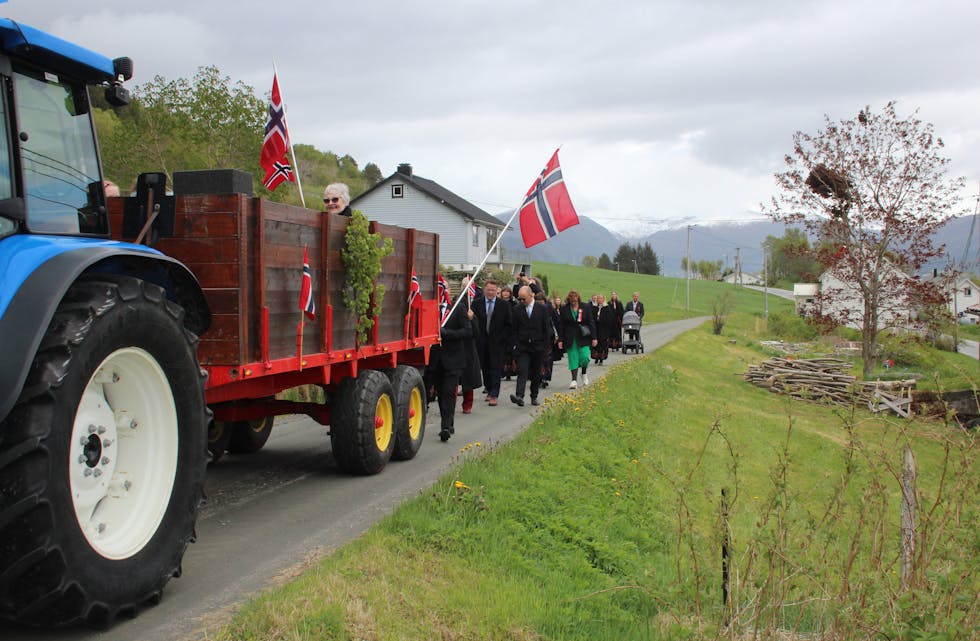 Folketog på Nordstranda, med store høgtalarar på traktorhengaren, som fører an for folketoget i staden for hornmusikk. FOTO Laila Haugen