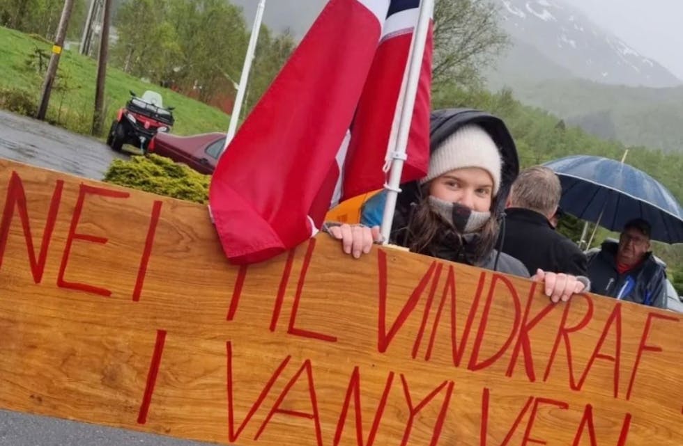 PROTEST: Celine Constance Endal møtte opp med tydeleg beskjed. FOTO: Privat.