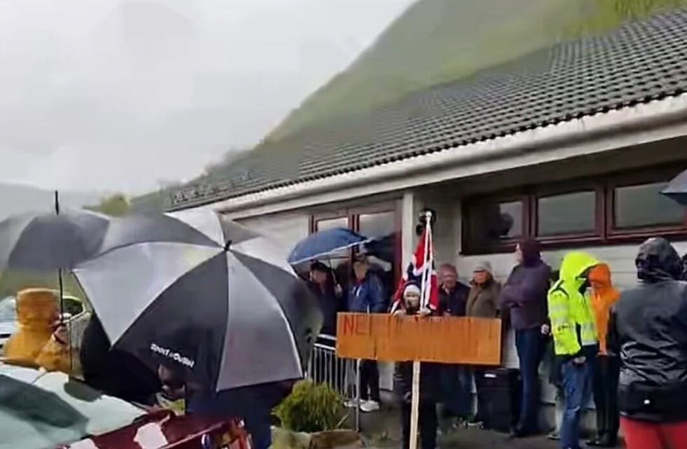 Over femti samla seg til motstand mot vindmøller før og under det pågåande møtet arrangert av Nordic Green i Sunndalen tidlegare i sommar. Motstanden i folket har no vist seg i ein underksirftkampanje som er send til kommunen.