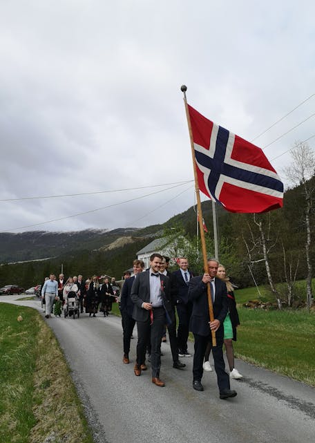 Faneberar Vidar Hellebust leiar an, og ungdomane i dalen marsjerer i front i Almklovdalen. FOTO: Gry Hellebust