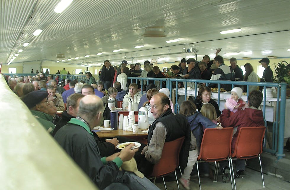 GLEDE: Det var fire svært blide bønder som saman med sine familiar baud inn til storfest i fellesfjøset. Frå ventre Atle Vaksdal, Petter Jan Strand, Magne Vikebakk og Asgeir Tunheim med dottera Birgitte.