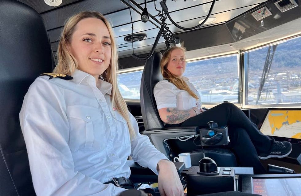 Skipper Hanne Steindal (til v.) og styrmann Line Snåsøy. FOTO: LINDA EIKREM