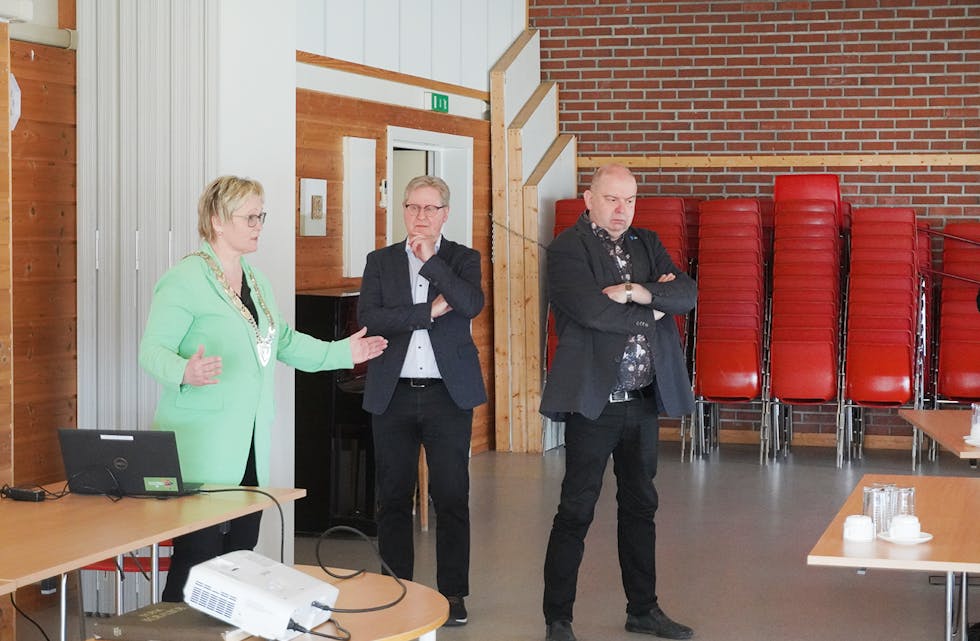 STORE AVSTANDAR: Ein bur grisgrendt i Vanylven og Sande kommunar, og kanskje er det avstandar til andre stadar i fylket Vanylven-ordførar Lena Landsverk Sande prøvar å illustrere her. I midten ser vi varaordførar i Sande Einar Ekroll og også ordførar i Sande Olav Myklebust var til stades, sjølv om han eigentleg hadde teke ut feriedagar for å halde tritt med lamminga på garden.