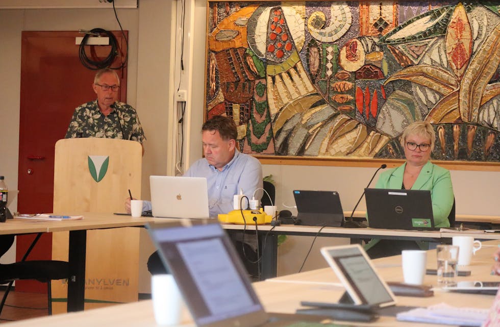 På talarstolen, Ottar Jan Løvoll (AP) Kommunedirektør Andreas Nørve i midten og Ordførar Lena Landsverk Sande (V) til Høgre, under siste kommunestyremøte før sommaren, i juni.