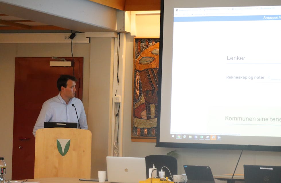 Elias Botnen, økonomileiar i Vanylven kommune, gjekk gjennom reknskapstala for 2022.