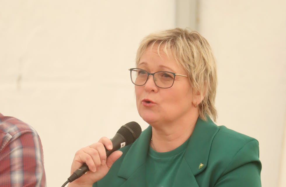 LISTETOPP: Lena Landsverk Sande (V) er klar for fleire år i politikken, og stiller som Venstre sin ordførarkanditat. Her under ordførardebatt under Kosterikjedagane i år. 